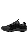 Zapatilla negra de punta redonda, ofrece un ajuste perfecto para el uso diario.