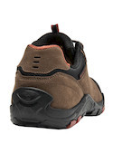 Zapatilla de estilo urbano en color café, ideal para actividades diarias con comodidad y resistencia.