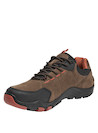 Zapatilla urbana color café para hombre con diseño de texturas sintéticas y acabados de calidad.