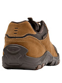 Zapatilla de taco plano en color camel, estilo urbano, adecuada para un look casual y cómodo.