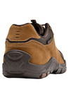 Zapatilla de taco plano en color camel, estilo urbano, adecuada para un look casual y cómodo.