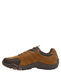 Zapatilla para hombre en color camel, diseño versátil con texturas naturales, perfecta para el día a día.