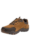 Zapatilla urbana color camel para hombre, material sintético, ideal para actividades al aire libre.