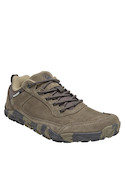 Zapatilla verde de estilo outdoor para hombre, con detalles rústicos y material resistente.