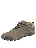 Zapatilla verde de cuero para hombre, ideal para actividades al aire libre, con diseño rústico y cómodo.