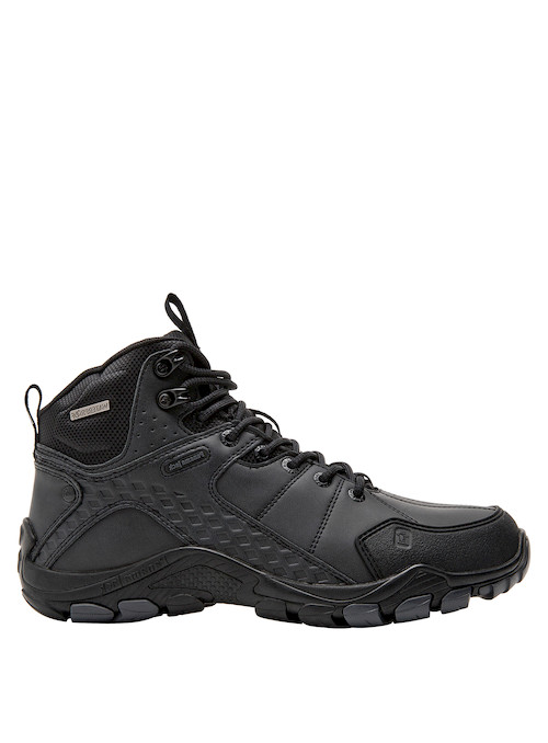 Botín negro para hombre, ideal para combinar con pantalones de trekking o joggers en diversas ocasiones.