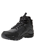 Botín negro para hombre de estilo outdoor, material sintético, ideal para aventuras en naturaleza y ciudad.