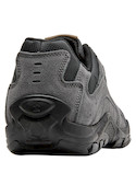 Zapatilla gris con punta redonda, perfecta para un look casual y desenfadado.