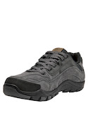 Zapatilla gris urbana para hombre, diseño robusto y moderno, ideal para actividades al aire libre.