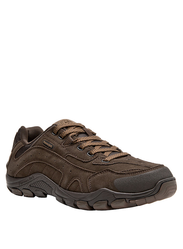 Zapatilla de hombre en color moro, diseñada para ofrecer confort en cualquier aventura.