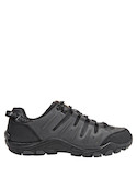 Zapatilla gris para hombre, perfecta para combinar con jeans o pantalones cortos.