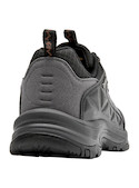 Zapatilla outdoor gris de cuero, con taco plano de 5 cm, ideal para caminatas y exploraciones.
