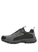 Zapatilla gris de cuero para hombre, diseño cómodo y elegante, perfecta para el uso diario.