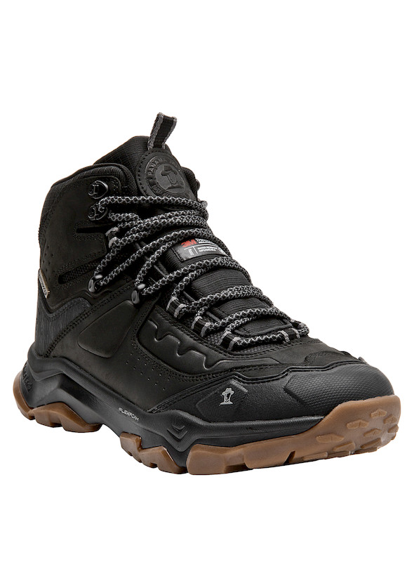 Botín outdoor para hombre en cuero negro, diseñado para escapadas y actividades al aire libre.
