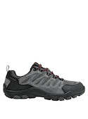 Zapatilla para hombre en color gris, elaborada en cuero, ideal para un look natural y funcional.
