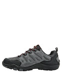 Zapatilla de cuero gris para hombre, diseño cómodo y versátil, perfecta para combinar con jeans.