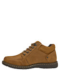 Botín masculino en color camel, diseño rústico, perfecto para un look casual y auténtico.