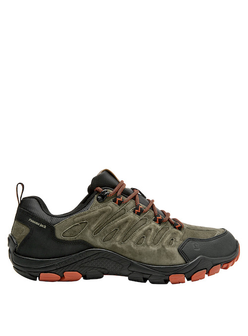 Zapatilla de hombre en verde, con texturas distintivas para un look moderno.