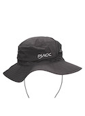 Jockey gris unisex, material reciclado, diseño moderno, recomendado para días cálidos y deportes.