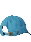 Jockey celeste unisex con visera semi curva, perfecto para climas cálidos y casuales.
