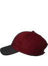 Gorra de aventura unisex roja, confeccionada en algodón, ideal para combinar con shorts y camiseta.
