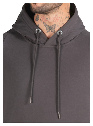 Polerón gris en un entorno urbano, perfecto para un look relajado.