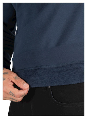 Prenda adecuada para combinar con joggers y chaqueta liviana en actividades deportivas.