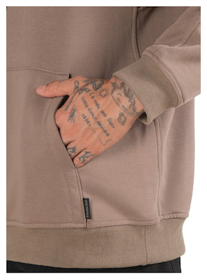 Estilo moderno del polerón de hombre en color café, ideal para looks urbanos y relajados.