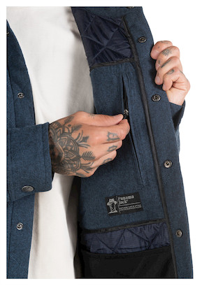 Chaqueta versátil en color azul, confeccionada en algodón, adecuada para combinar con jeans o pantalones casuales.