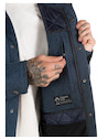 Chaqueta versátil en color azul, confeccionada en algodón, adecuada para combinar con jeans o pantalones casuales.