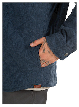 Chaqueta ligera de hombre en azul, con cuello camisero y broches metálicos para un look urbano.
