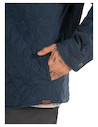 Chaqueta ligera de hombre en azul, con cuello camisero y broches metálicos para un look urbano.