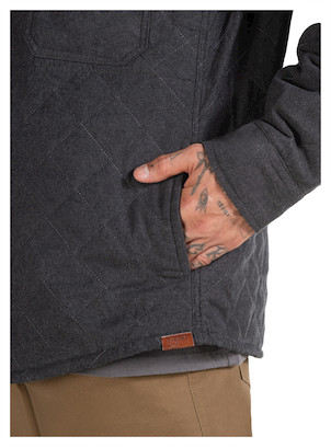 Puños con botón en chaqueta gris de hombre, combinando estilo y comodidad para ocasiones casuales.