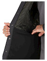 Detalle de cierre con broches metálicos en chaqueta de hombre, aportando un look urbano y funcional.