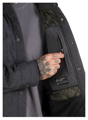 Chaqueta gris con cuello camisero clásico, perfecta como capa intermedia en diferentes estaciones.