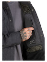 Chaqueta gris con cuello camisero clásico, perfecta como capa intermedia en diferentes estaciones.