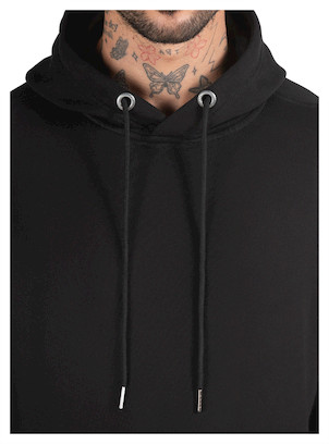 Bolsillo frontal tipo canguro en polerón negro, funcional para manos y objetos pequeños, ideal para looks urbanos.