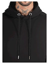 Bolsillo frontal tipo canguro en polerón negro, funcional para manos y objetos pequeños, ideal para looks urbanos.