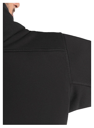 Detalles del gorro ajustable con cordón en polerón negro, que ofrece protección y estilo casual.