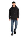 Polerón negro de hombre, casual, con gorro ajustable y bolsillo canguro, ideal para climas fríos.