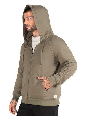 Polerón hombre color oliva, diseño funcional que se adapta a capas bajo chaquetas o parkas.