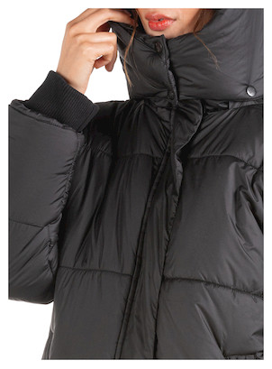 Chaqueta con gorro desmontable, adaptable a diferentes climas y estilos, ideal para el día a día.