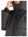 Chaqueta con gorro desmontable, adaptable a diferentes climas y estilos, ideal para el día a día.