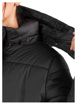 Chaqueta negra con cuello alto, diseñada para brindar abrigo y comodidad en climas fríos.