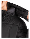 Chaqueta negra con cuello alto, diseñada para brindar abrigo y comodidad en climas fríos.