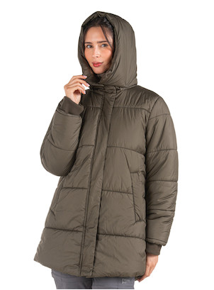 Chaqueta verde oliva con bolsillos laterales con cierre, funcional y segura para el uso diario.