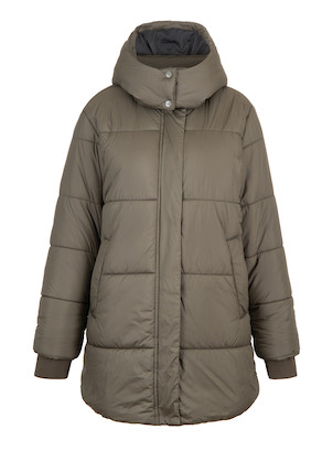 Chaqueta verde oliva con cuello alto, diseñada para brindar abrigo y comodidad en climas fríos.
