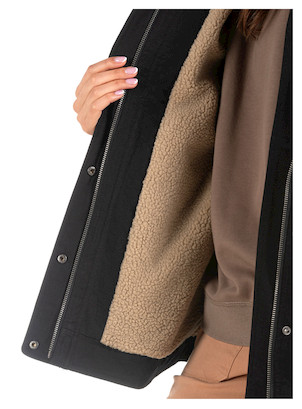 Puños ajustables con broche en chaqueta negra, permitiendo personalizar el ajuste según la necesidad.