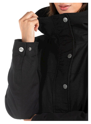 Cuello alto y gorro fijo en chaqueta negra de mujer, ofreciendo cobertura y estilo outdoor.