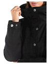 Cuello alto y gorro fijo en chaqueta negra de mujer, ofreciendo cobertura y estilo outdoor.